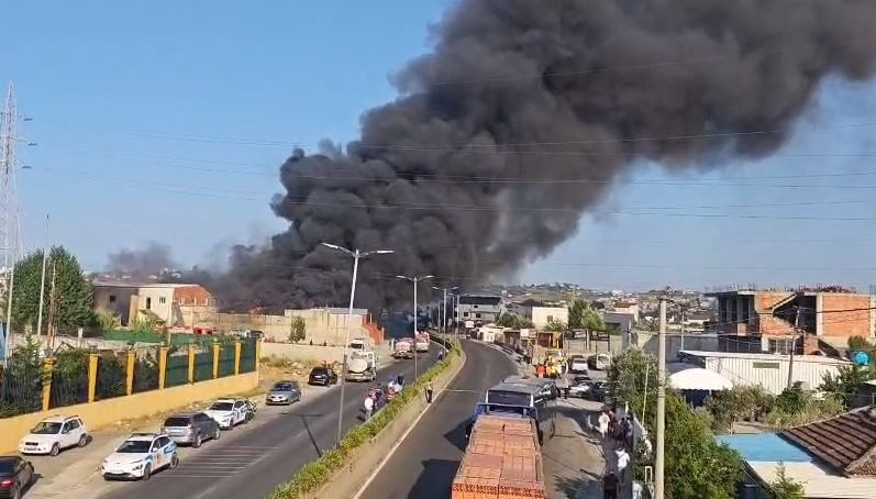 “Lufta” me flakët në Shkozet, dy zjarrfikës përfundojnë në spital (VIDEO)