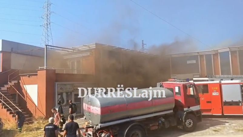 Zjarr i madh në një magazinë në Durrës, disa zjarrfikëse në vendngjarje (Video)