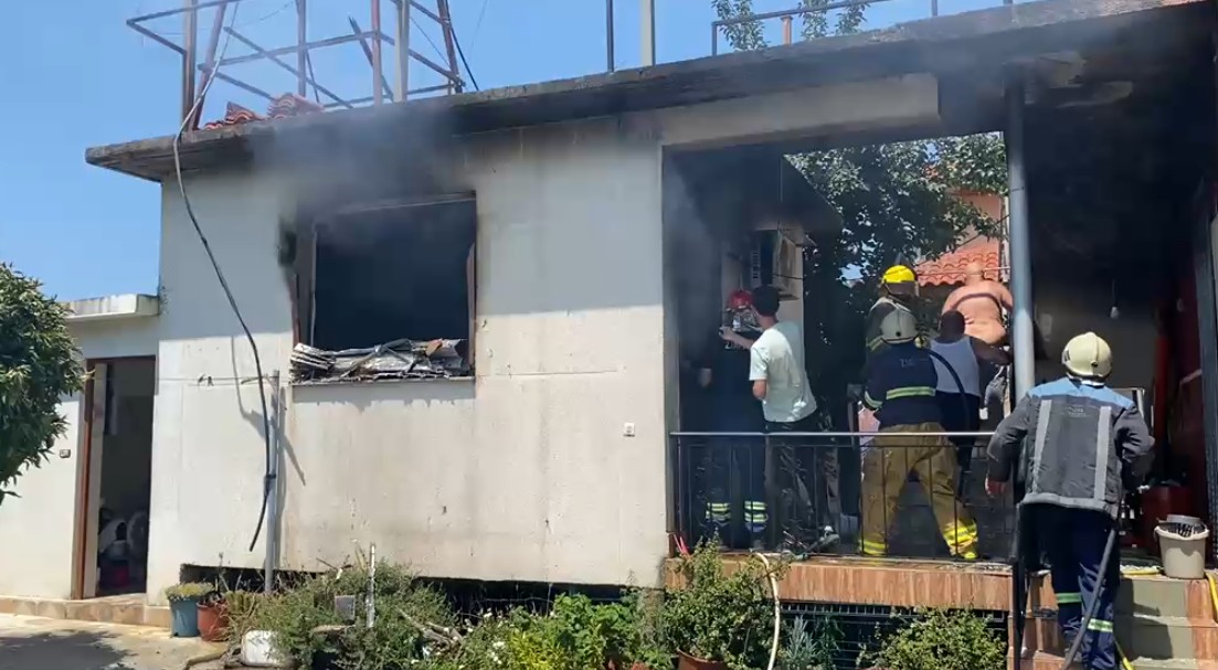 Përfshihet nga zjarri një banesë në Lushnje, digjen orenditë