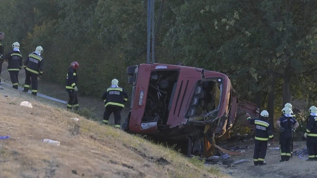 Përmbyset autobusi në Hungari, 12 viktima dhe dhjetëra të plagosur