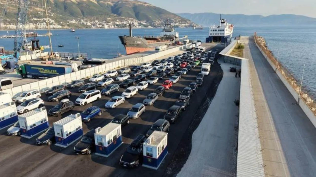 Fluks i lartë në Portin e Vlorës, rreth 2700 pasagjerë mbërrijnë nga Brindisi