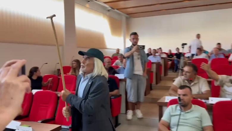 Tensione në mbledhjen e këshillit bashkiak në Maliq, i moshuari me shkop tenton të godasë kryetarin