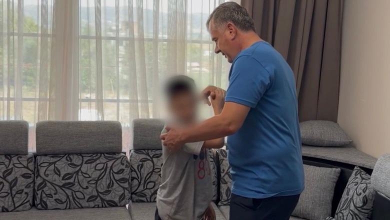 Zbriti në Rinas me 79-vjeçaren që u kujdes për të në Siri, 9-vjeçari i bashkohet familjes në Rrogozhinë