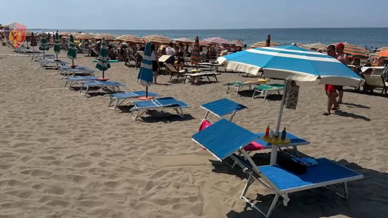 Sekuestrohen 101 çadra dhe 202 shezlongë në Spille, procedohen penalisht dy persona (VIDEO)
