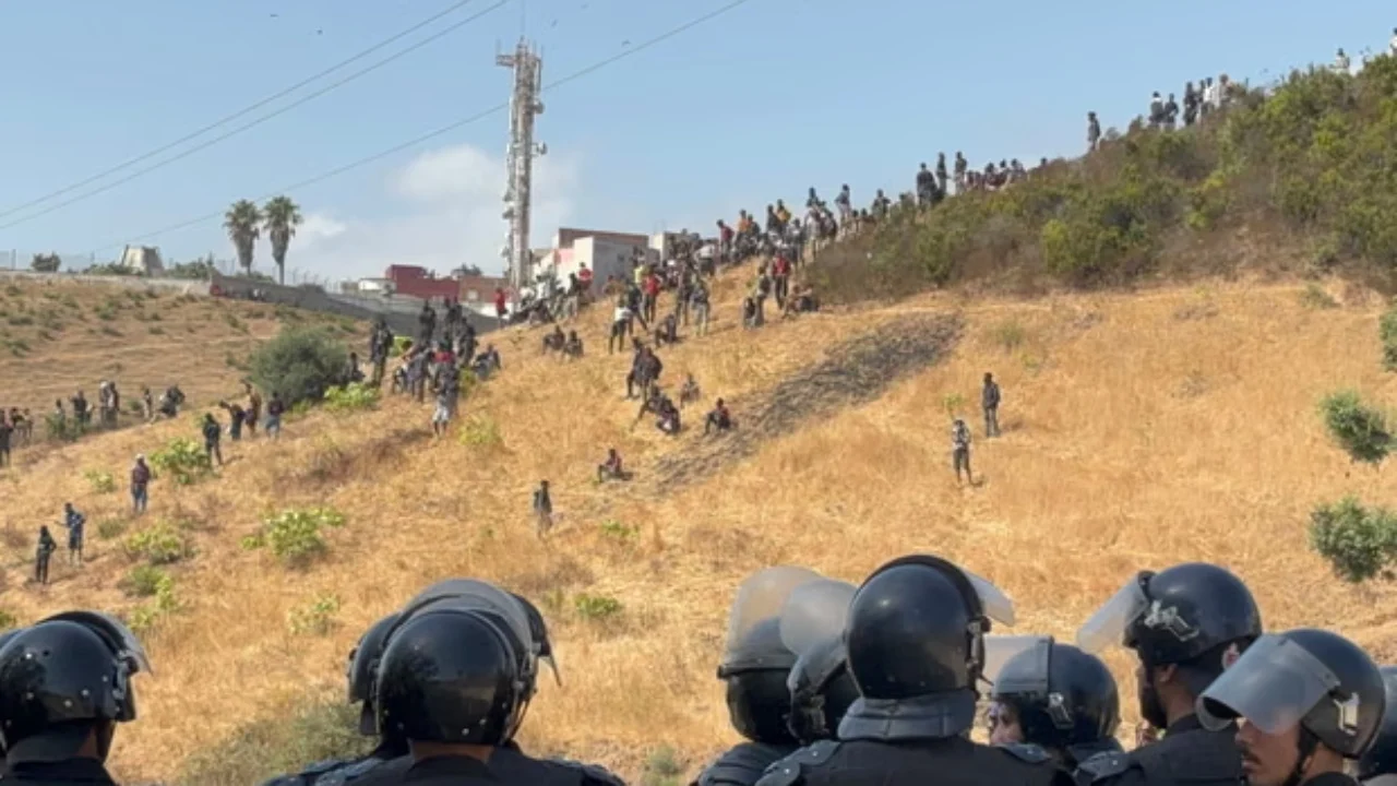 Sërish përpjekje për t’u futur në Ceuta, policia marokene arreston më shumë se 100 emigrantë të paligjshëm