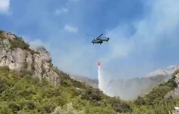 Zjarri u afrohet shtëpive/ Nis evakuimi i banorëve në lagjen Abaze në Krujë, rifillon ndërhyrja nga ajri