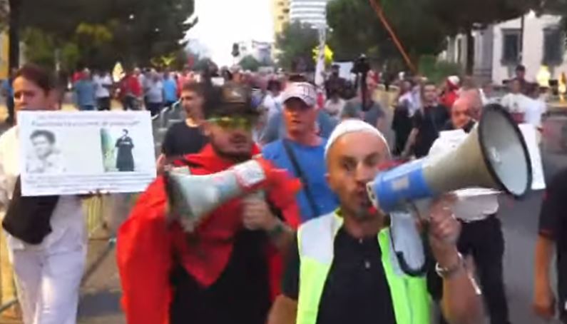 “Edi Rama o tradhtar!”/ Nis marshimi drejt Kryeministrisë, qytetarët me thirrje për dorëheqje
