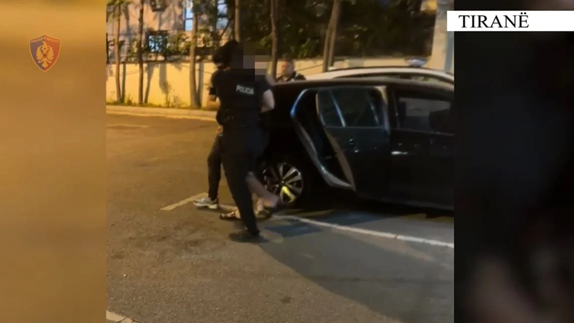Qarkullonte me automjet i armatosur me pistoletë, kapet në flagrancë dhe vihet në pranga 40-vjeçari në Tiranë