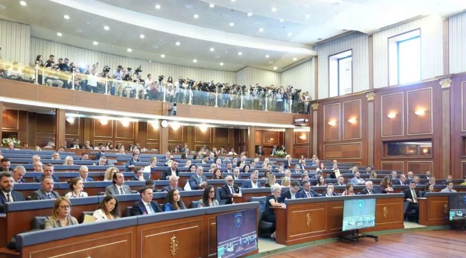 Negociatat në Kosovë/ LDK kërkon Presidentin për Vjosa Osmanin, Kurti i ofron vetëm ministri