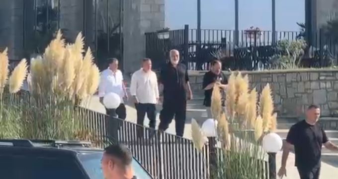 Bashkitë e vogla kundër shkrirjes! Përfundon takimi i Ramës me krerët e bashkive në Vlorë pas më shumë se 4 orësh
