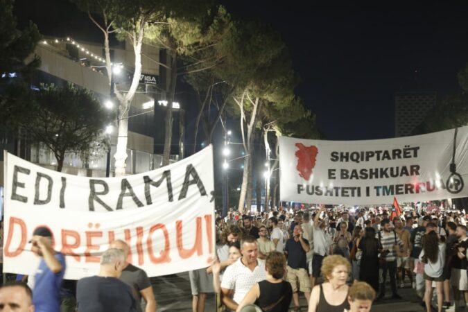 Mbyllen fjalimet e protestuesve para Kryeministrisë, nis marshimi në Bulevard: Nesër më shumë!