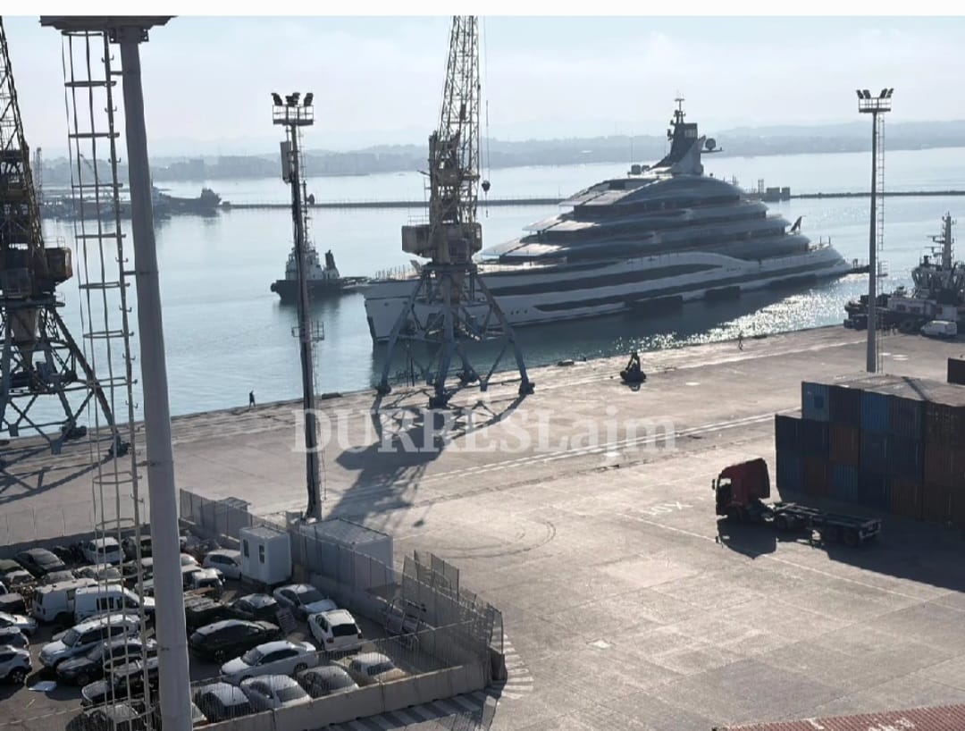 Mbërrin në portin e Durrësit superjahti luksoz, prodhim i vitit të fundit (VIDEO)