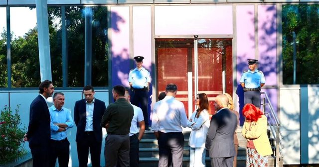 “Kurti po mban peng shtetin”/ PDK-ja bllokon hyrjen e Kryeministrisë, kërkon vazhdimin e seancës konstituive