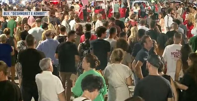 Përfundojnë fjalimet para Kryeministrisë, nis marshimi në rrugët kryesore të Tiranës: Ju erdhi fundi