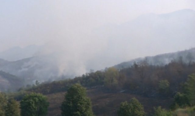 Zjarri në Tiranë, përmirësohet situata në fshatin Daias