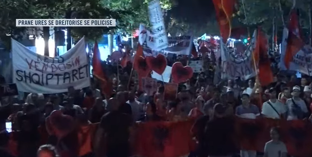 “Shqipëria kërkon revolucion”/ Protestuesit vijojnë marshimin në Kryeqytet, thirrje në kor: Diaspora, zemra e Shqipërisë