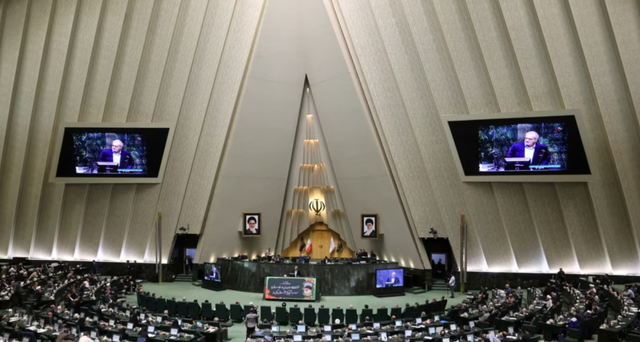 Parlamenti iranian shtyn përpara projektligjin që mund ta kthejë kontaktin me të huajt në vepër penale