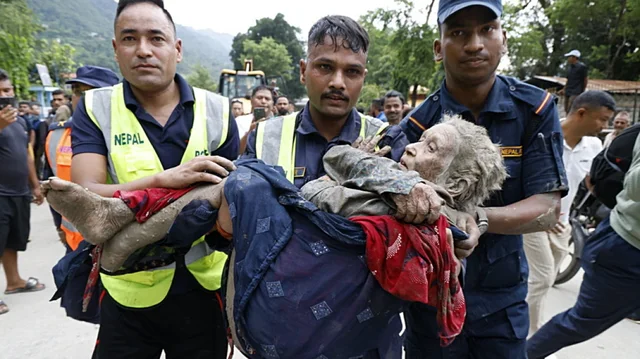  FOTO+VIDEO/ Përmbytje katastrofike në Nepal dhe Tibet, raportohen 17 të vdekur dhe qindra të zhdukur