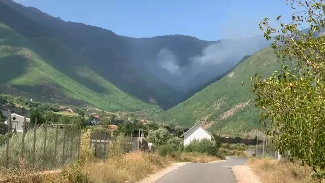 Riaktivizohet zjarri në malin e Qafë Helmes! Flakët i afrohen fshatit Koçaj në Bulqizë, kërkohet ndërhyrje nga ajri