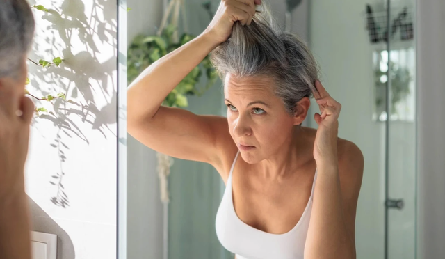 Keni thinja dhe jeni në menopauzë? Ja gabimi që duhet të shmangni gjatë lyerjes së flokëve