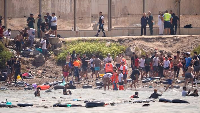 Alarm në Ceuta/ Dyshohet se të miturat emigrante janë përdhunuar pas fluksit masiv