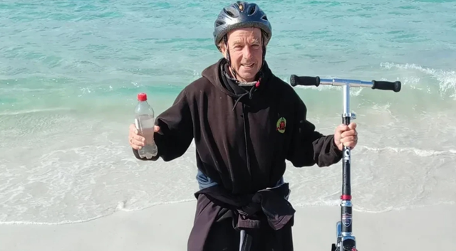 Përshkoi Australinë me skuter pa motor, 57-vjeçari përfundon aventurën epike pas 4,500 kilometrash