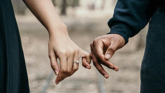 Ndiheni më larg njëri-tjetrit? Ja disa mënyra të thjeshta për të rikthyer afërsinë në çift…