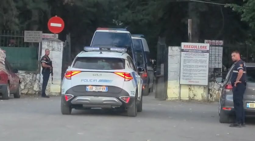 Dron dhe forca të shumta policie në varrezat e Korçës, në kërkim të autorit të vrasjes së 20-vjeçarit