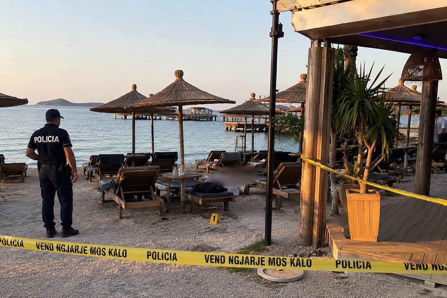 Vrasje në Ksamil, 20-vjeçari francez qëllohet me thikë në shezlongët e plazhit! Autori në kërkim