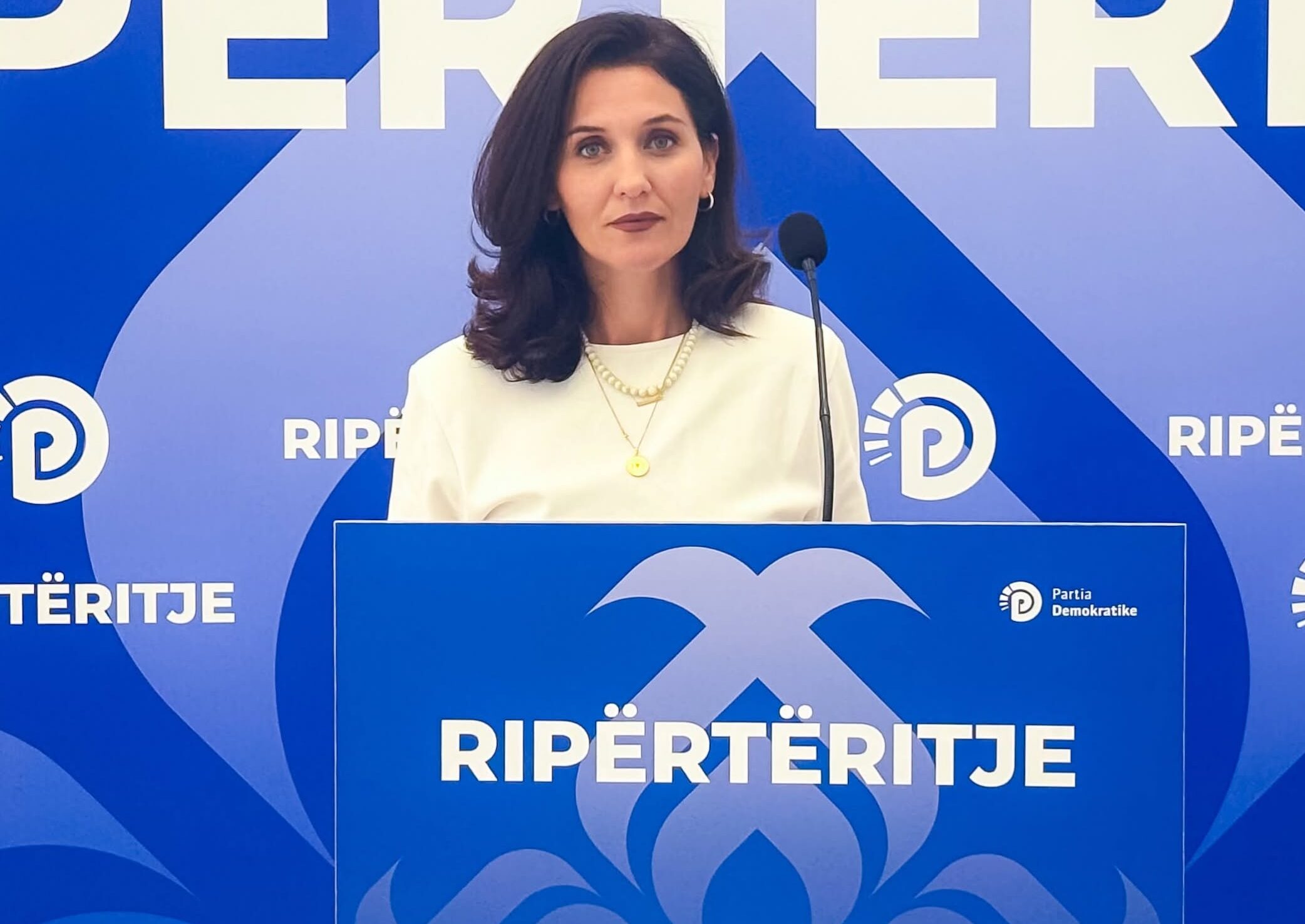Mbledhja në Pogradec, Viola Kapidani: Pensionisti në radhë, Rama në luks