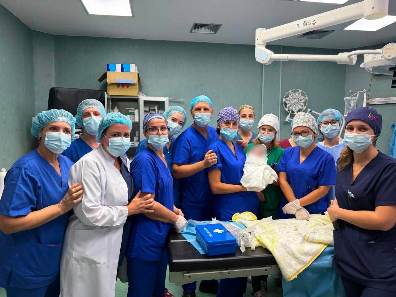 Gruaja shtatzënë nuk arrin të shkojë në maternitet dhe paraqitet në Spitalin e Traumës, mjekët ndërhyjnë në kohë. Shpëtohet nëna dhe foshnja