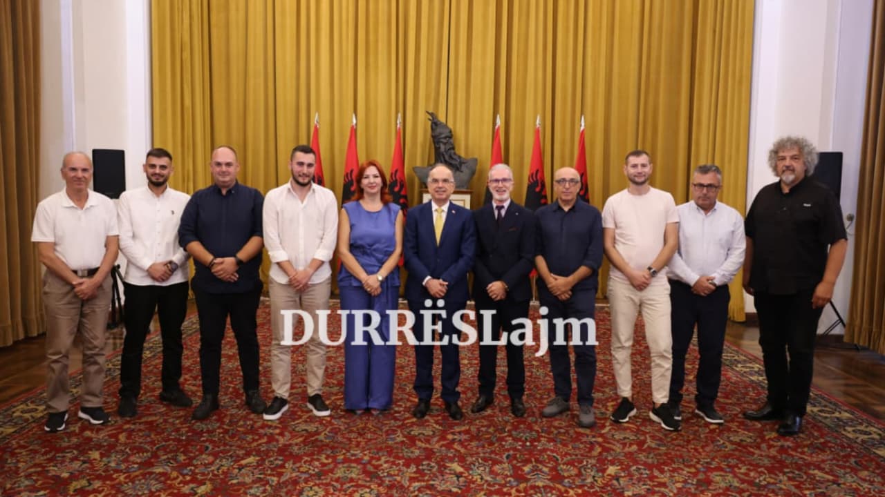 Presidenti Bajram Begaj takohet me FotoKlub Durrës, në Ditën Ndërkombëtare të Fotografisë