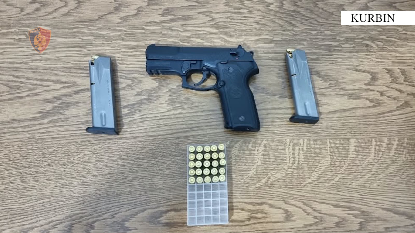 Kërcënoi me armë zjarri babain dhe dy djemtë, arrestohet 34-vjeçari