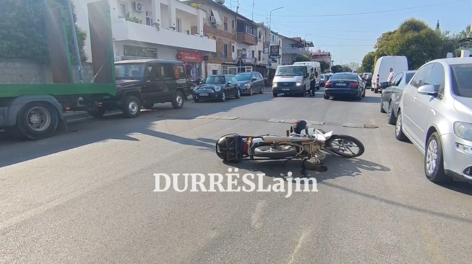 Aksidentohet me motor çifti i të moshuarve në Spitallë, përfundojnë në spital (VIDEO)