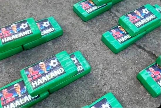 Sekuestrohen 453 kilogramë kokainë në Ekuador, “e markuar” me fytyrën e Erling Haaland