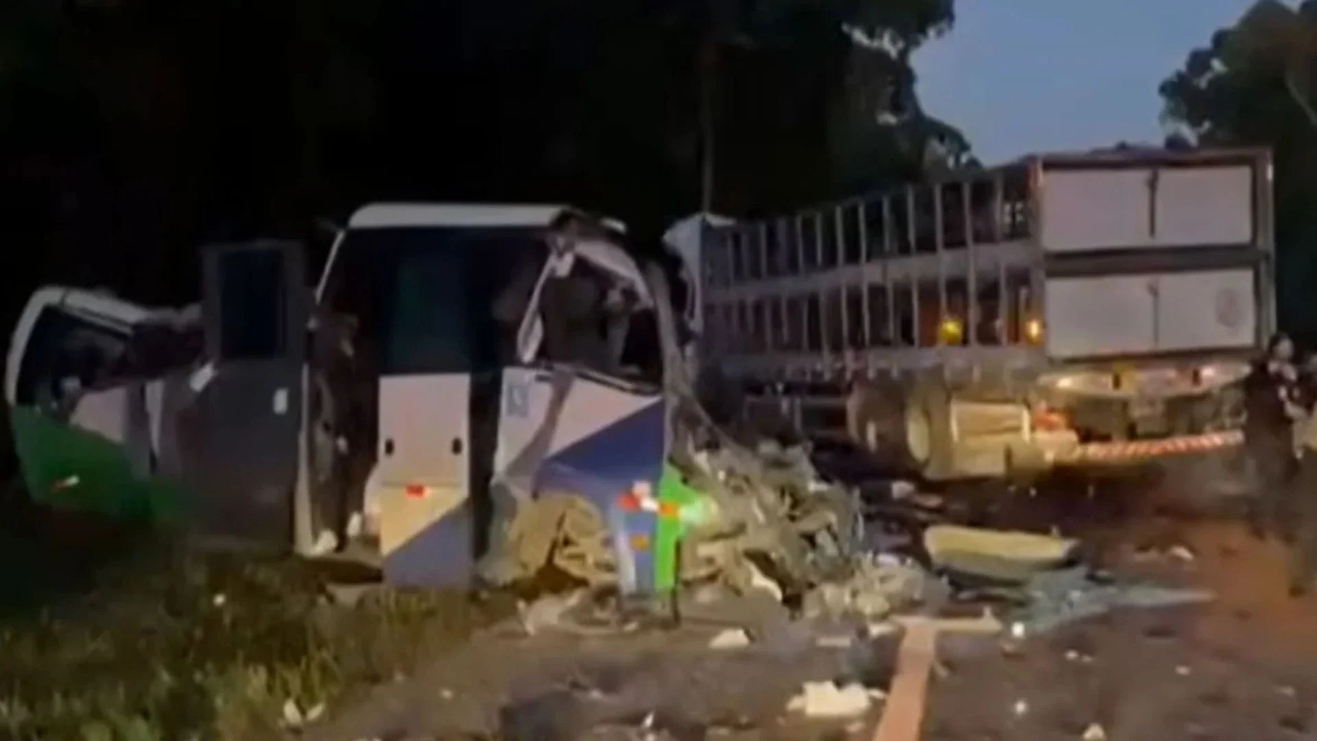 Aksident tragjik në Brazil, kamioni dhe autobusi përplasen kokë më kokë, 21 viktima