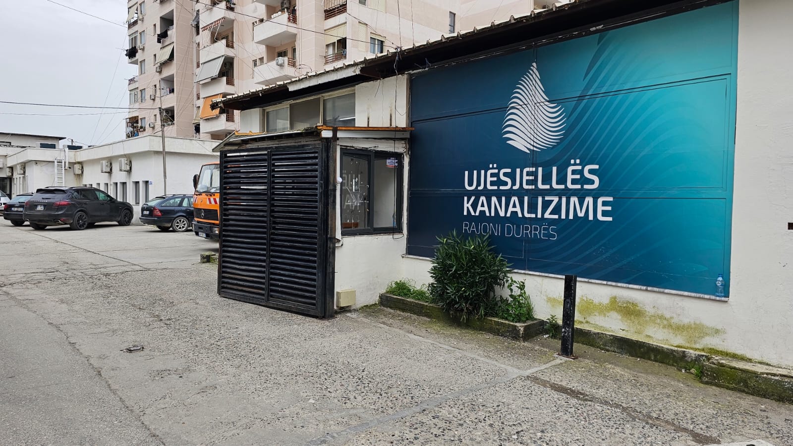 Erërat e forta shkaktojnë defekt, probleme me ujin në disa zona të Durrësit<br>