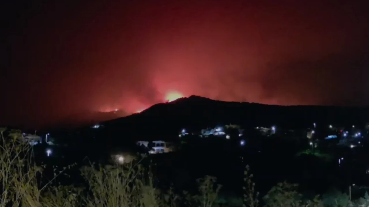 Greqia vijon betejën me zjarret, flakët mbajnë nën kërcënim dy zona