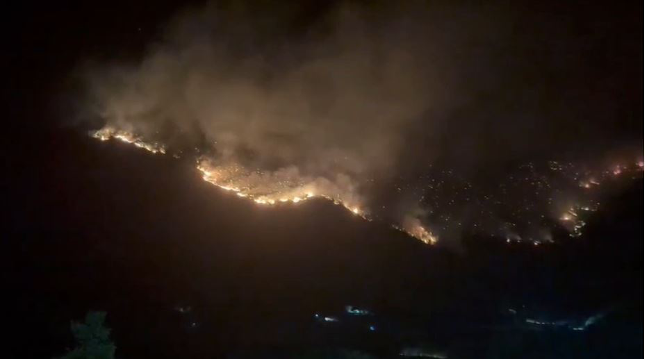 Zjarri djeg pisha e bredha në Parkun Kombëtar të Lurës, në ndihmë për shuarjen dhe 2 avionë