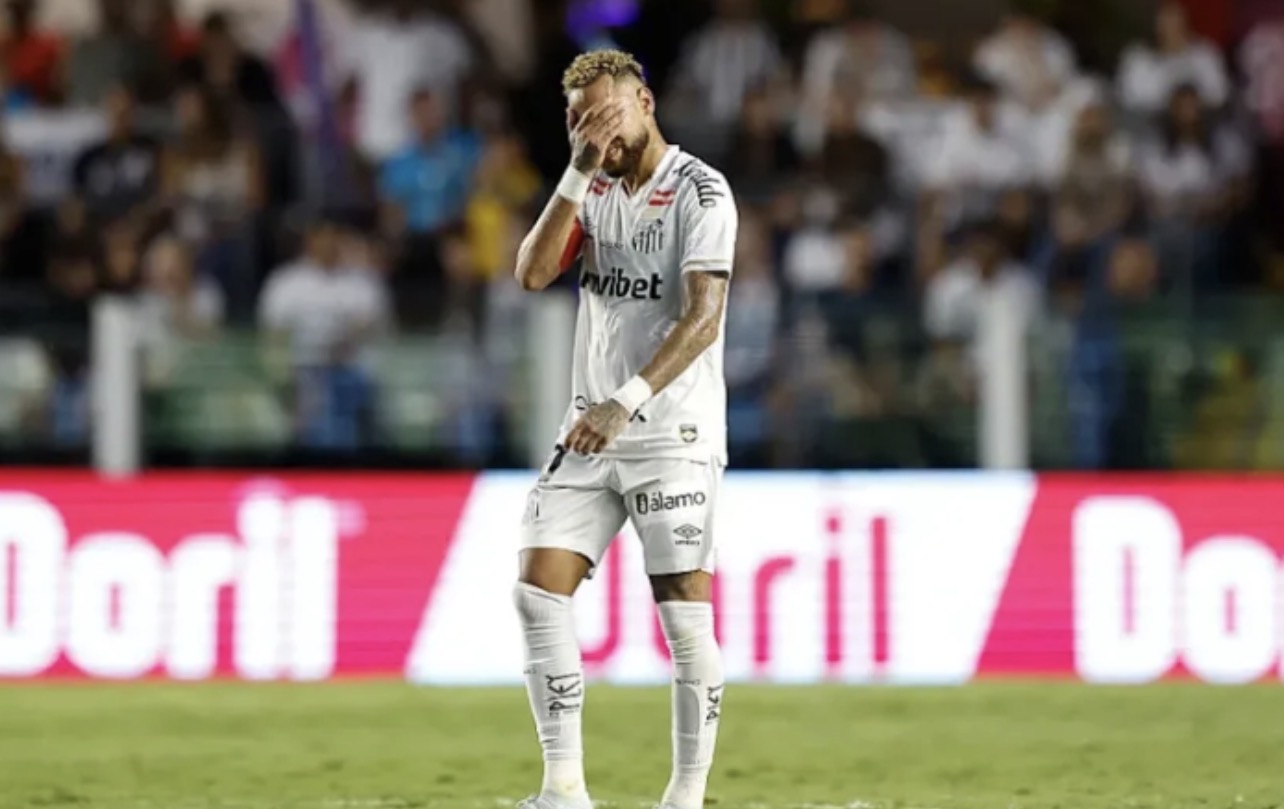 Neymar bëhet i pari që largohet nga fusha për shkak të rregullit të ri