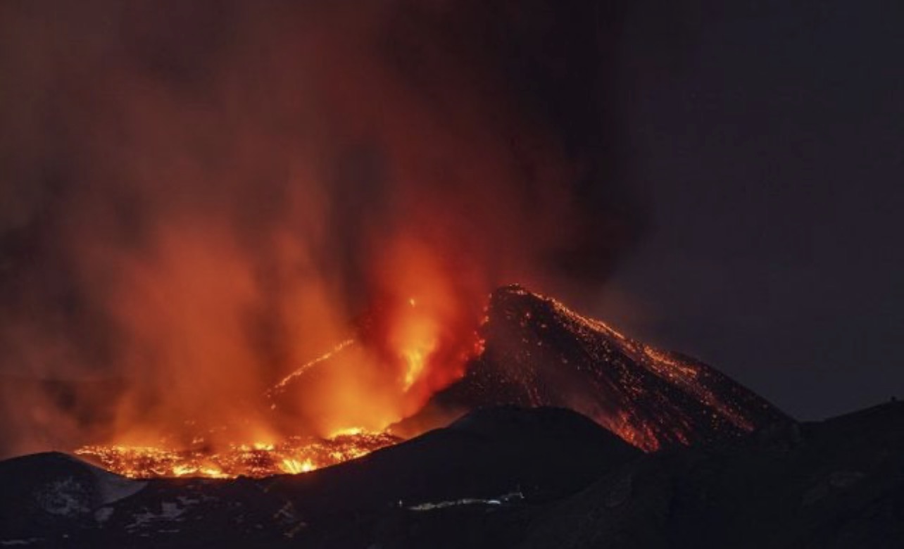 Alarm në Siçili: hiri i Etna-s prek trafikun ajror