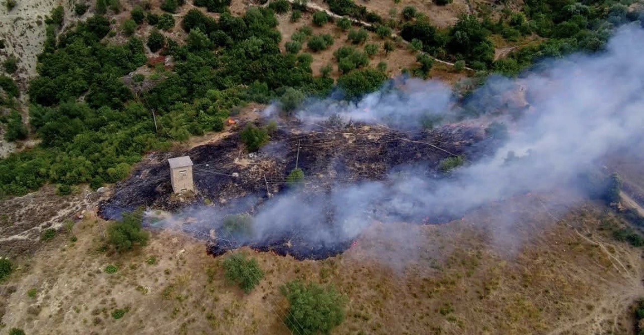 Zjarr në Çorrush të Mallakastrës, digjen mbi 1 hektarë tokë, shkak dyshohet një shkëndijë elektrike