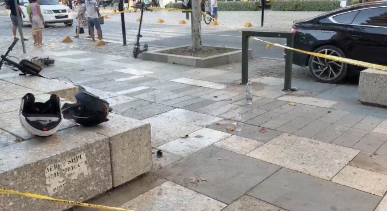 Përplasen dy skuterë në Vlorë, plagosen dy drejtuesit