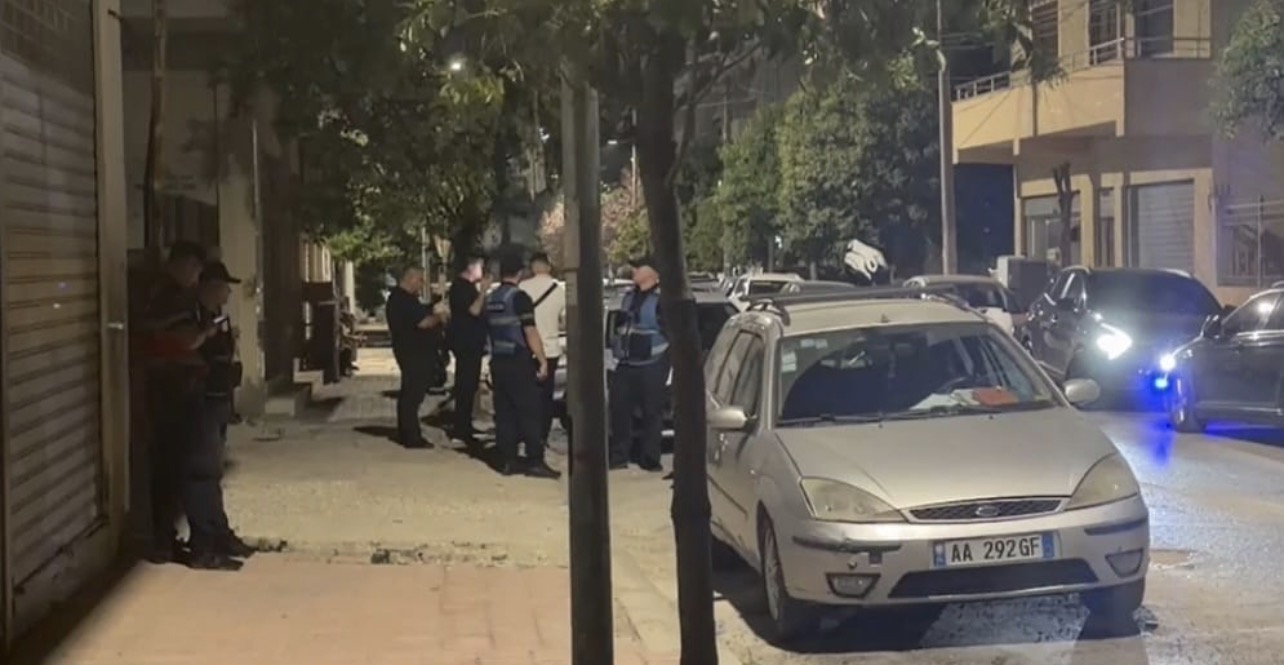 Dyshohet për lëndë plasëse në një furgon në Vlorë, policia e tërheq me karrotrec
