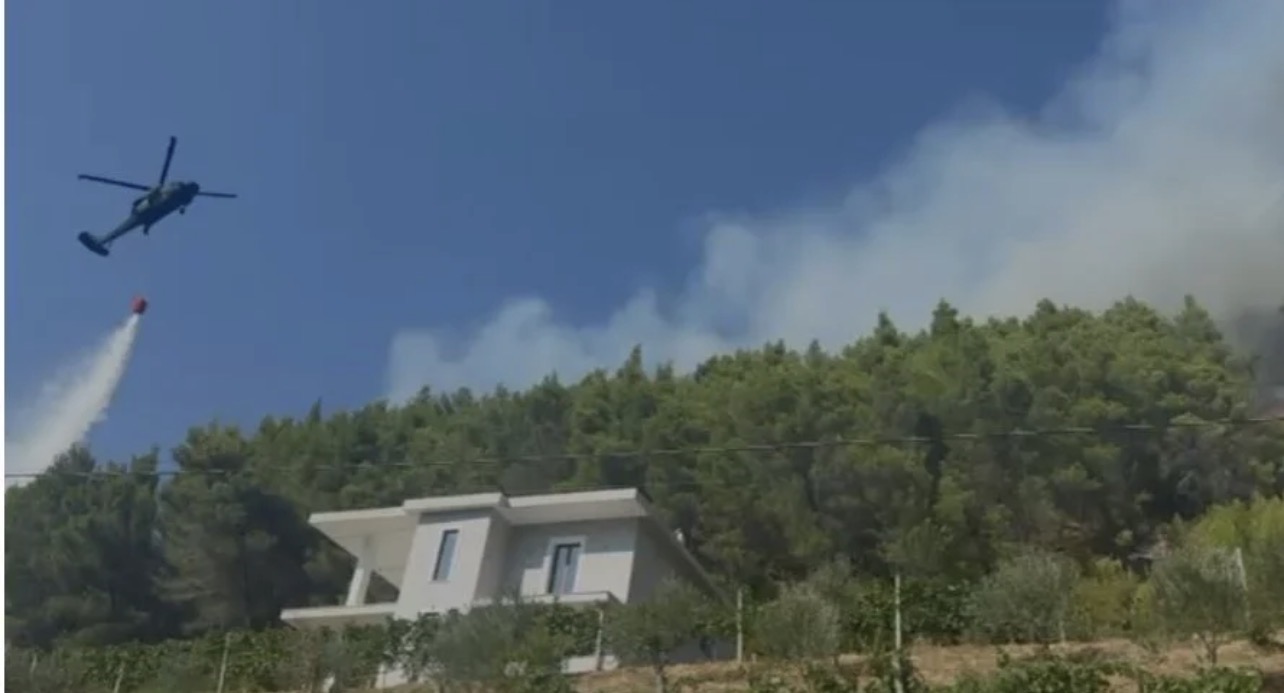 Përkeqësohet situata me zjarrin në Milot/ Flakët afrohen pranë banesave, ndërhyrje nga ajri me dy helikopterë