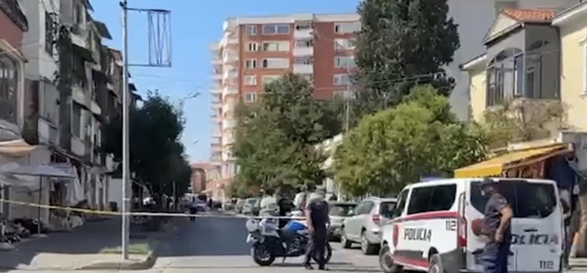 Plagosi me armë zjarri fqinjin në Shkodër, vetëdorëzohet autori i dyshuar