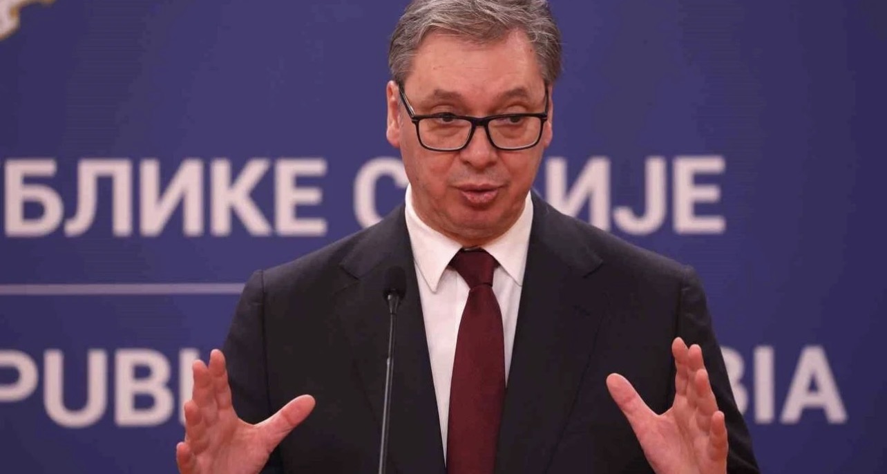 Vuçiç i kërkon NATO-s të ndalë tërheqjen e KFOR-it nga ura në Mitrovicë
