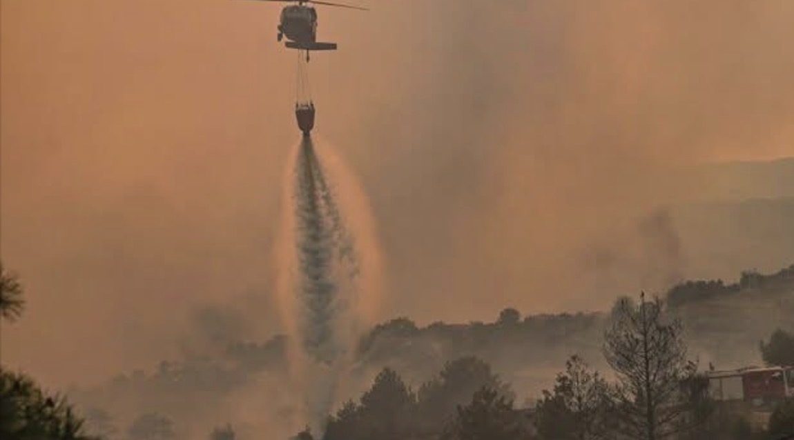 Ministria e Mbrojtjes publikon situatën më të fundit mbi zjarret: 5 vatra aktive, ndërhyrje me helikopterë në disa zona