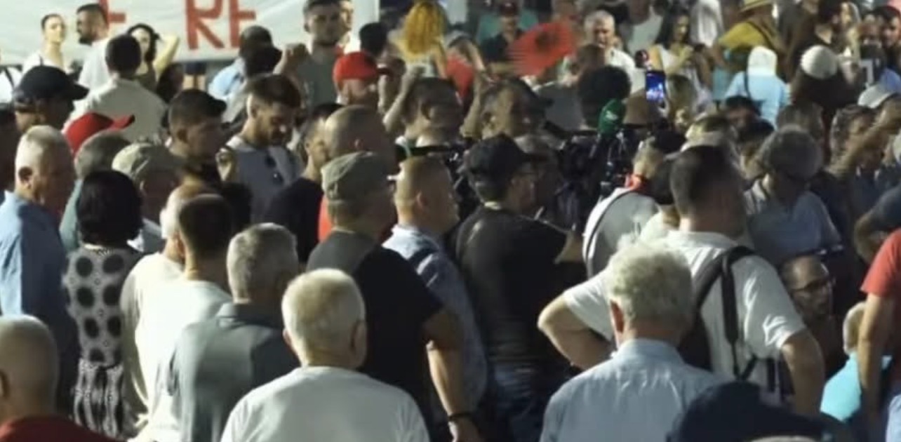 Protesta në ditën e 90-të kundër qeverisë, qytetarët vijojnë fjalimet e tyre para Kryeministrisë