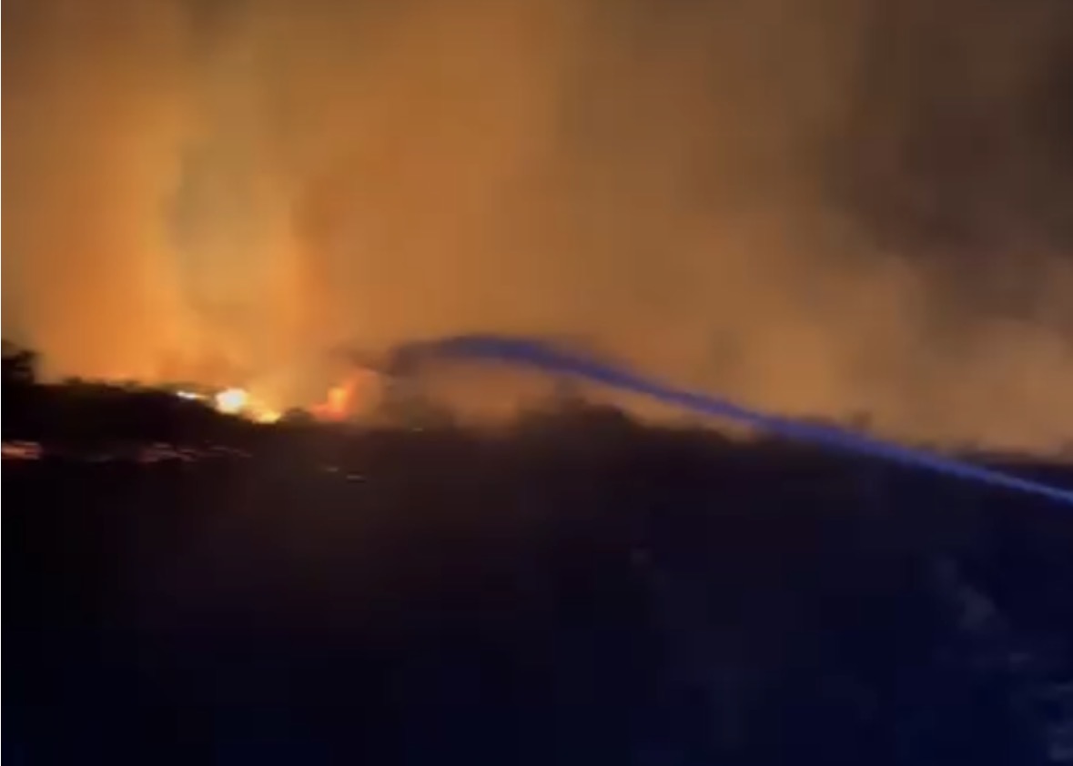 Zjarr pas mesnate në Palasë, alarmohen banorët dhe pushuesit